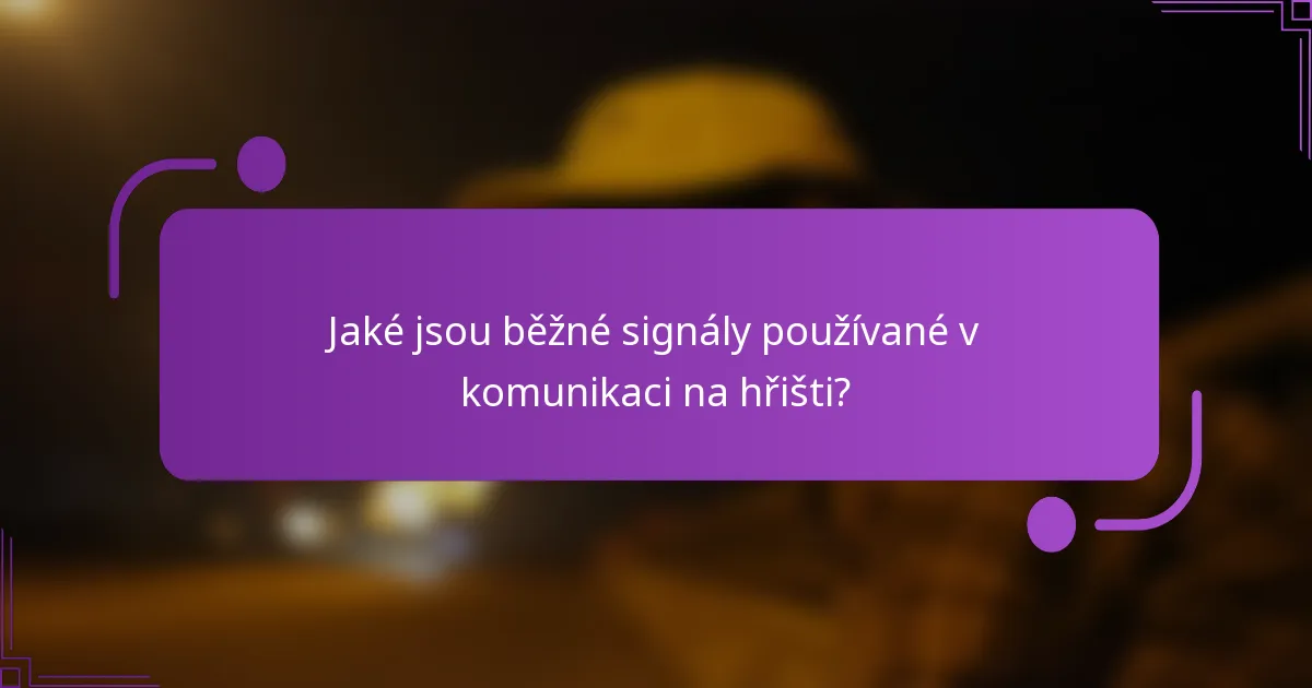 Jaké jsou běžné signály používané v komunikaci na hřišti?